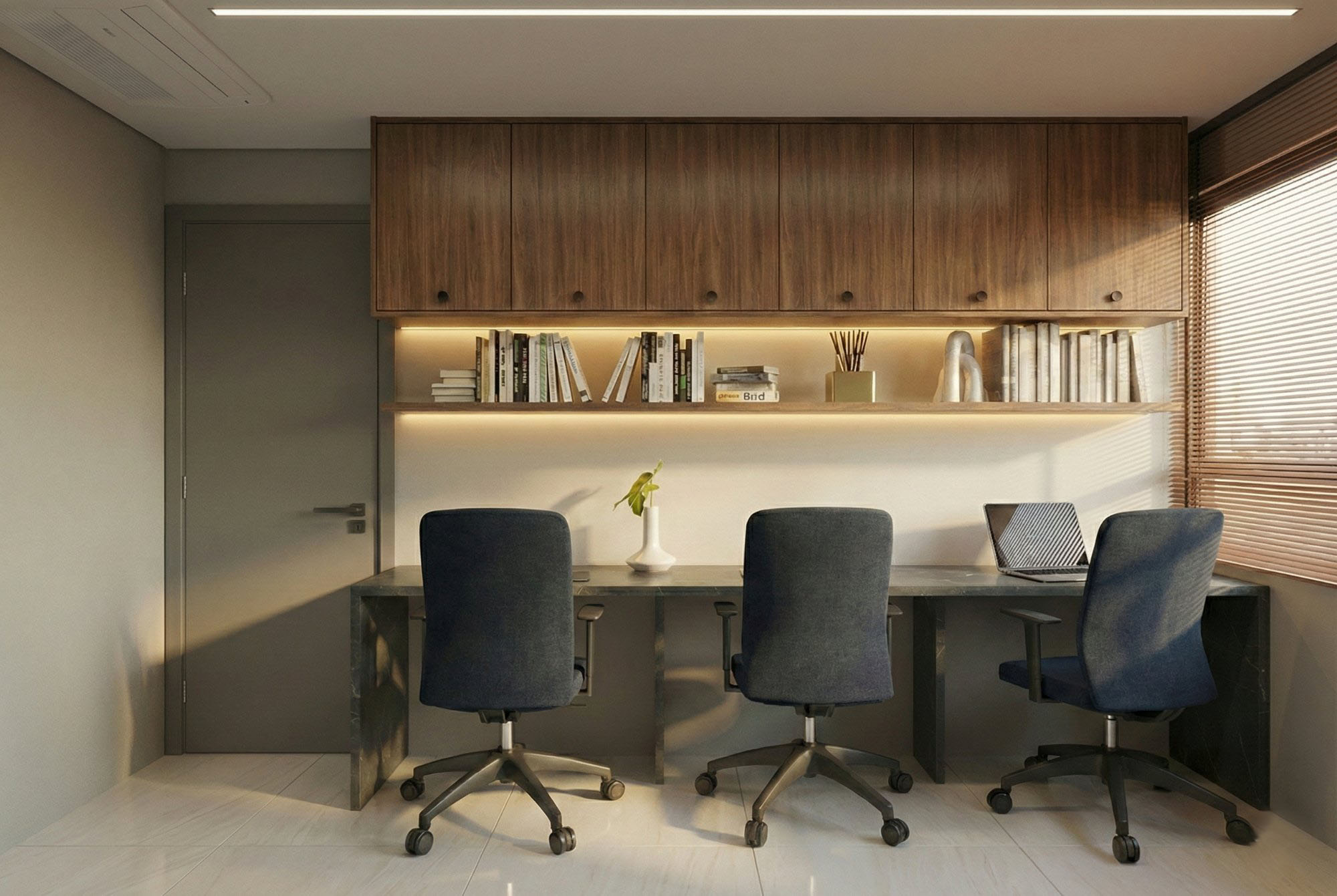 Sala de trabalho com marcenaria